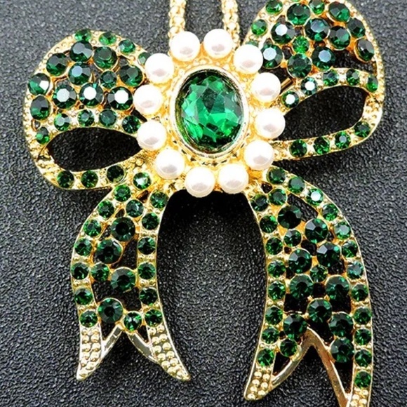 BETSEY JOHNSON ALLOY, GREEN CRYSTAL AND PEARL BOW BROOCH AND NECKLACE - Picture 1 of 5